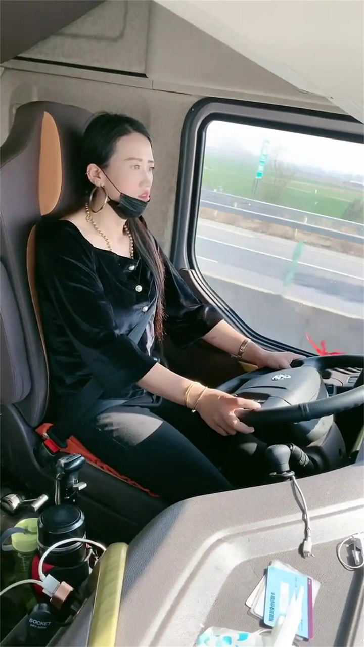 货车女司机开车带着大金链子,一看实力就不一般,绝对是个小富婆