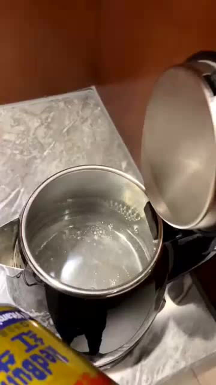 没有富人知我愁唯有开水煮红牛原来红牛还能煮着喝