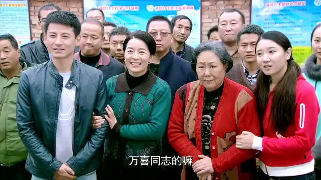 苦樂村官,萬喜繼續擔任村主任,給村民講兩句