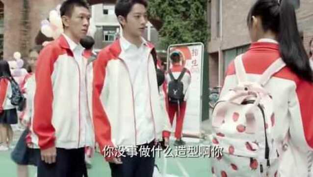 校花扎马尾跟女学渣一模一样,学霸都认错:没事换什么发型