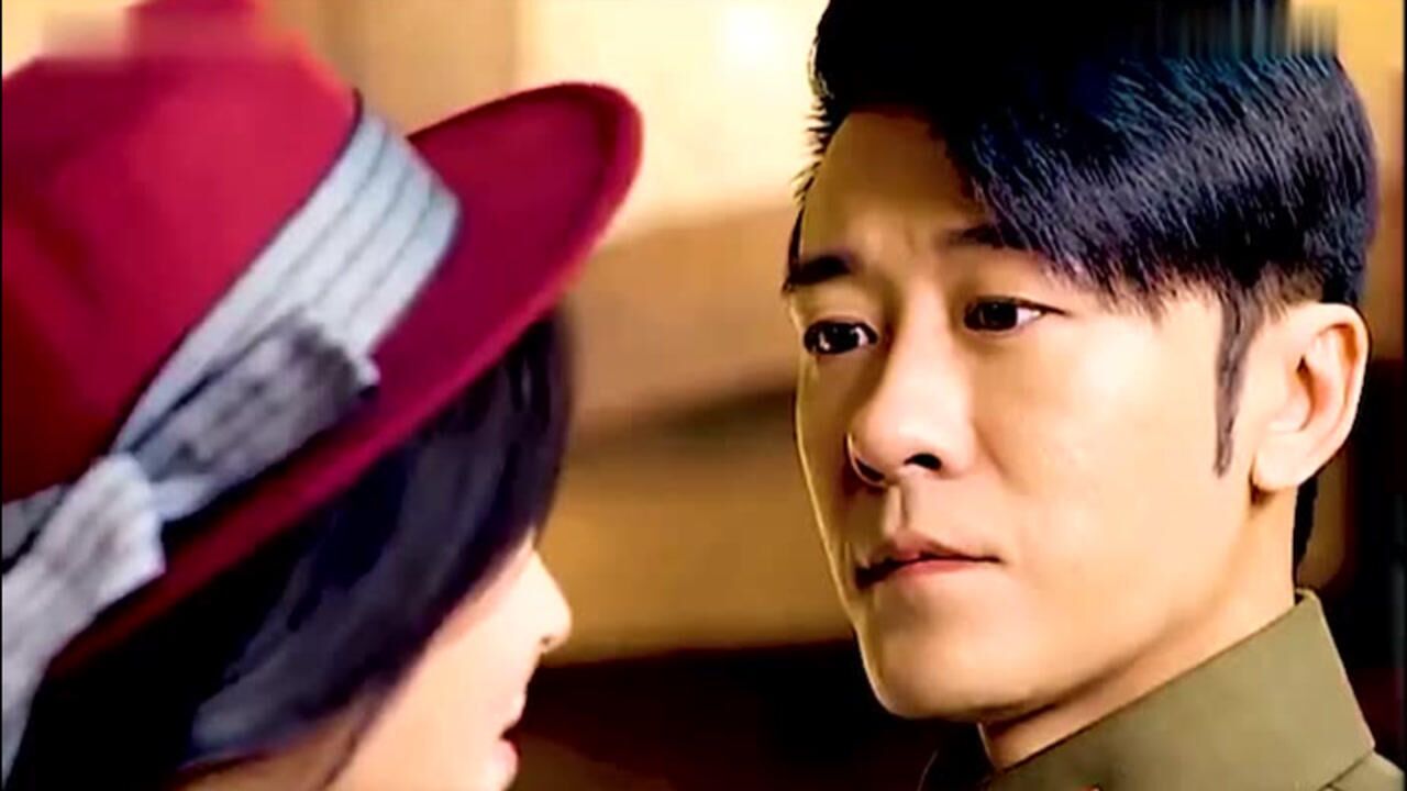 高凌风当着司令的面去撩他女儿,还表演了一场英雄救美的戏码帮其解围