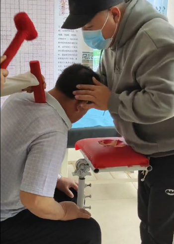 第一次找正骨师傅治颈椎,不料是用锤子锤,还真有效果!