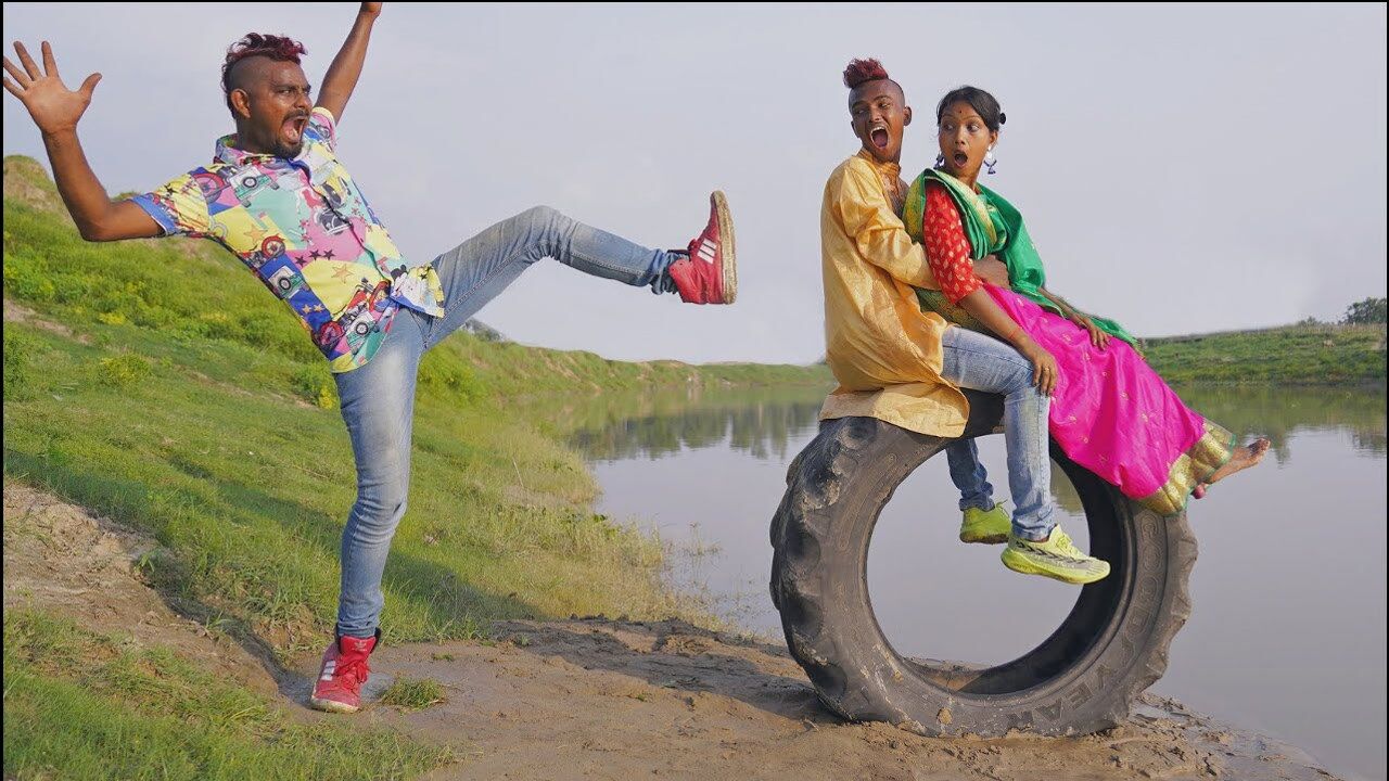 印度搞笑一家人,一脚把同伴踹飞,全程哈哈大笑