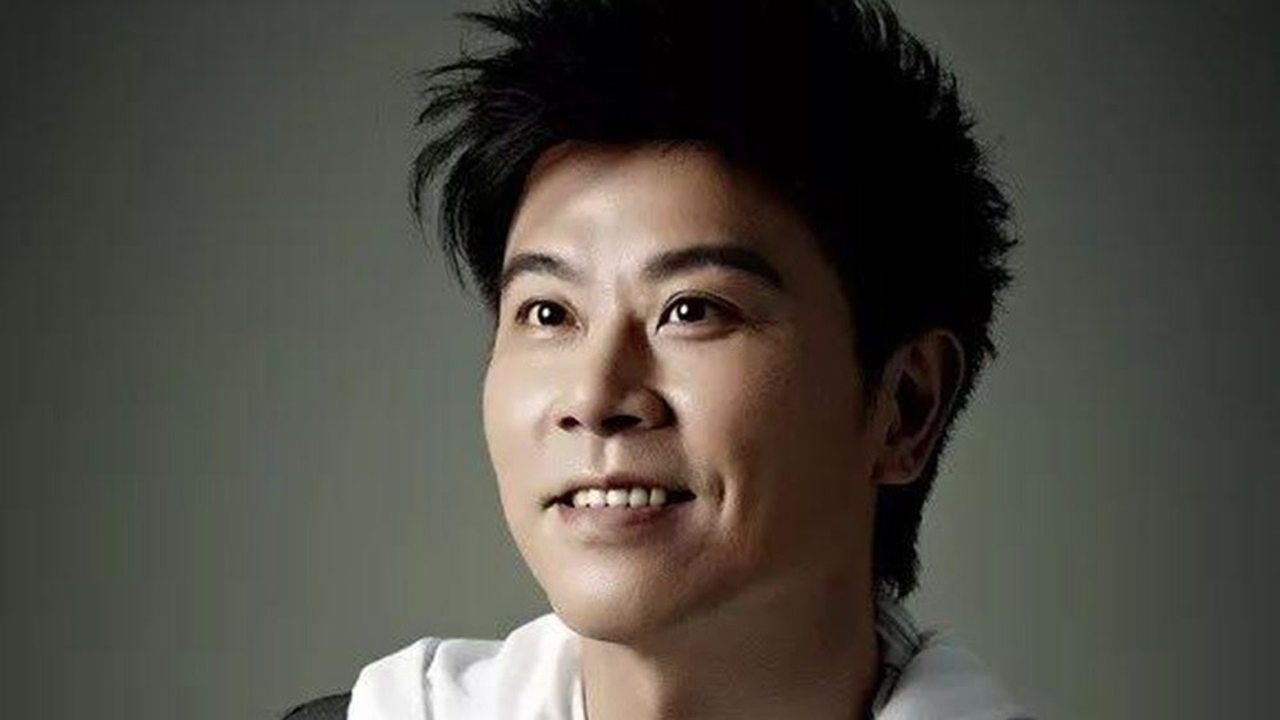 作曲伍思凯,原唱伍思凯.此曲旋律深情,流畅.这里我二胡演奏用的是g