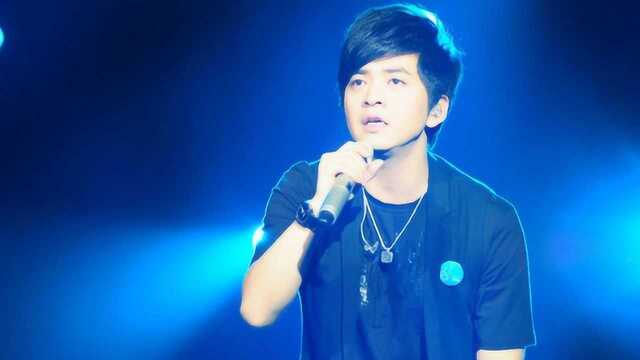 李健深情演唱《心升明月》,悠扬歌声太醉人,后面声音太迷人了!