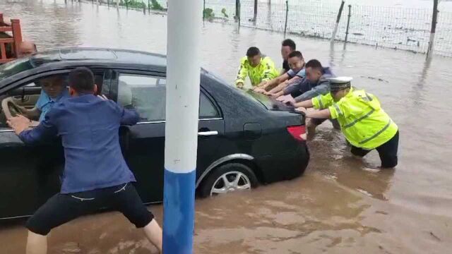 给交警和好心路人点赞,就是因为有这些默默付出的人,我们的社会才会这样的温暖和谐!