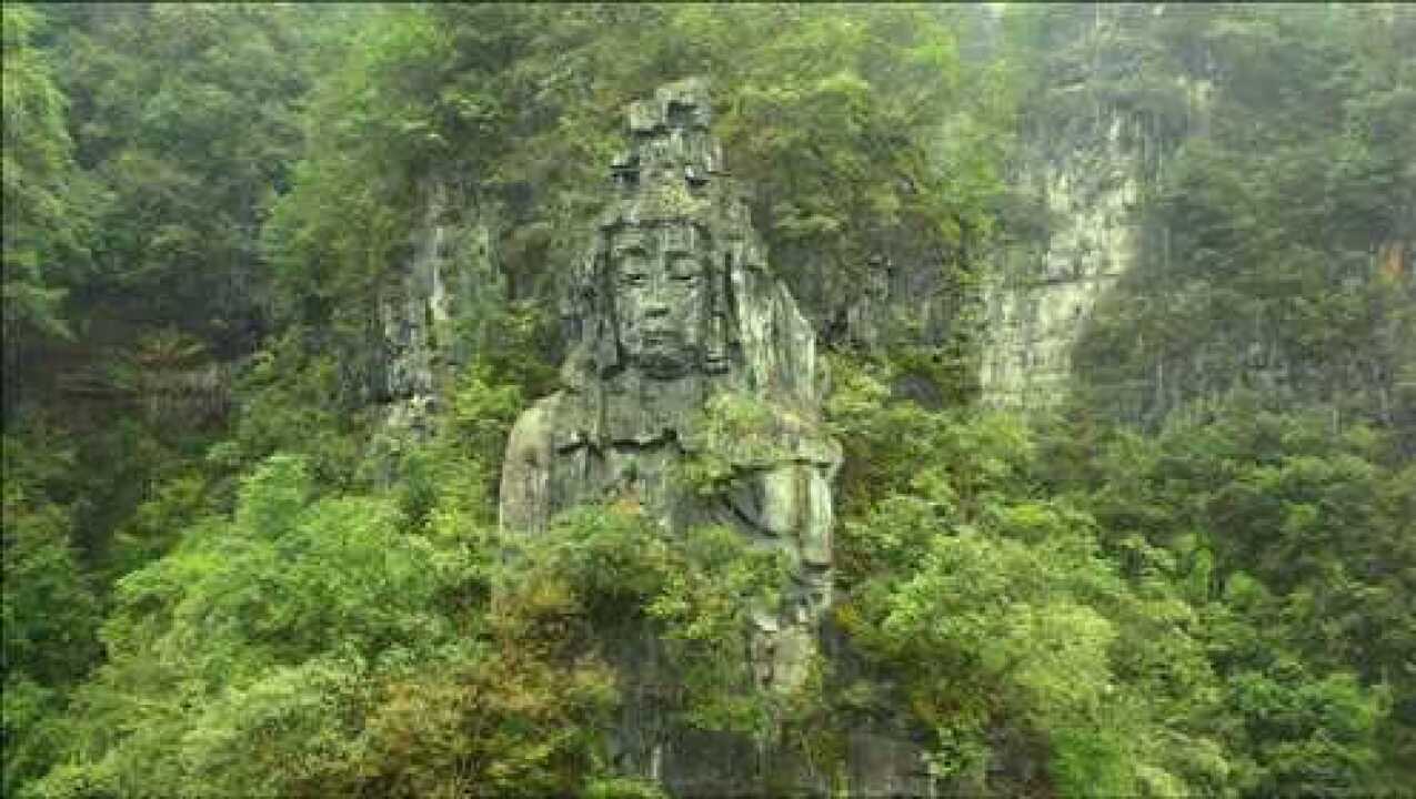 贵州绝壁拍到千年观音坐莲风水宝地佛光照大地