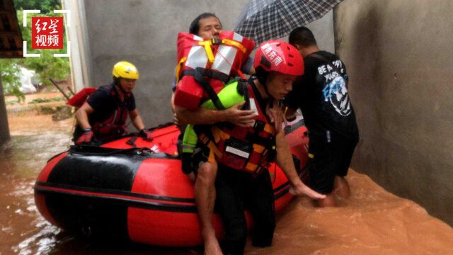 四川蓬安暴雨致群众被困 消防紧急救援16人