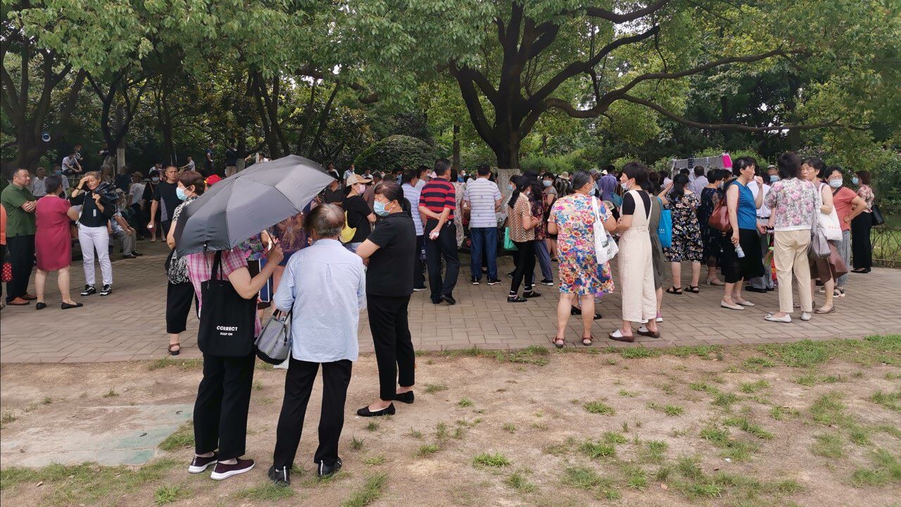 合肥杏花公园相亲角,明码标价像买菜一样,场面太火爆了!