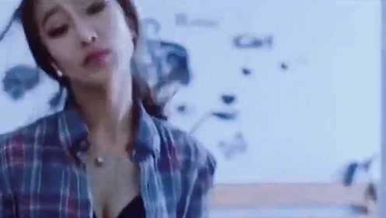 快递小哥上门取件，却忍不住诱惑，与美女顾客发生了亲密关系_高清
