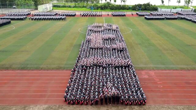 武汉工商学院举行军训花式汇演,学生们坦言:虽然很累,但收获颇丰