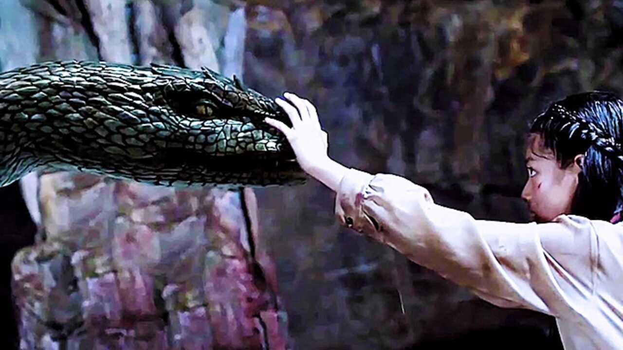 小女孩救了蛇王蛋,20年后蛇王来报恩