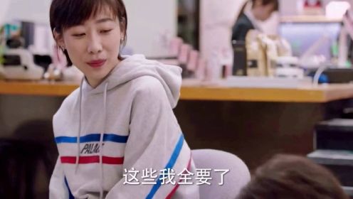 女总裁到店里买鞋被店员区别对待结果一口气全买了狠狠打店员的脸