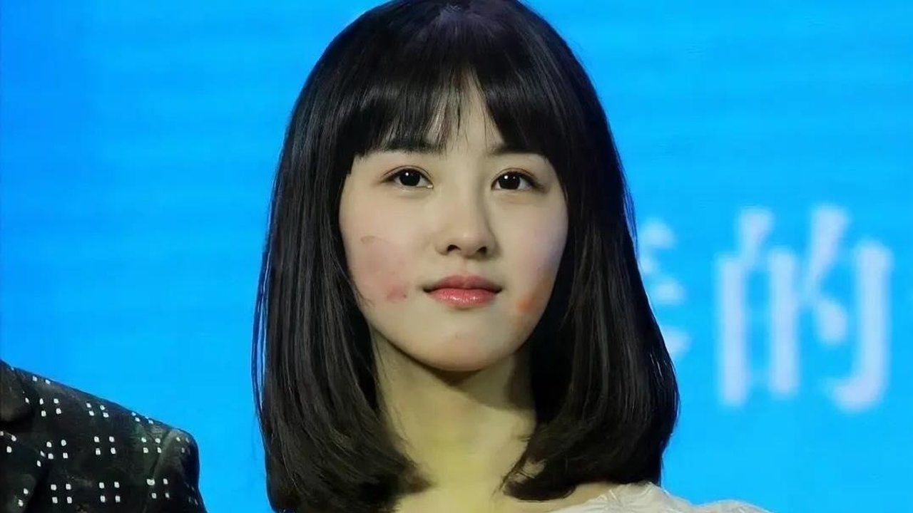 当年她就仅凭一张素颜证件照就拿到最美校花陈都灵