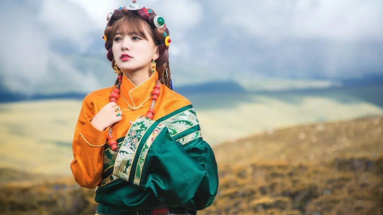 藏歌天后阿兰达瓦卓玛经典歌曲大漠沙如雪空灵美嗓宛如天籁