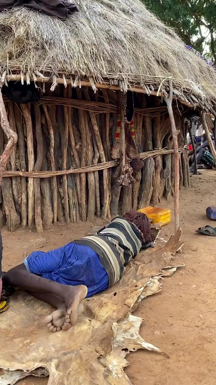 非洲原始部落的居民,四季都睡在地上,却从不会得风湿!_腾讯视频