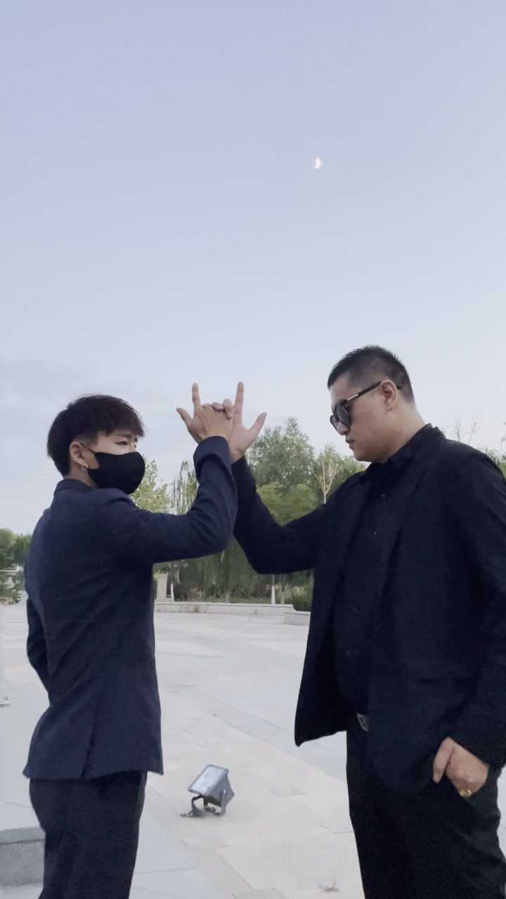 兄弟打招呼手势_腾讯视频