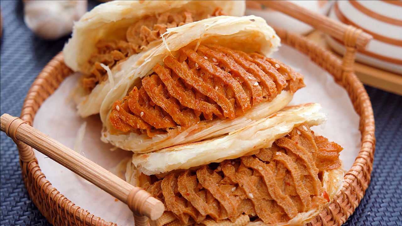 看到街边卖的豆腐串夹馍,嘴馋了吧!教你在家做_腾讯视频