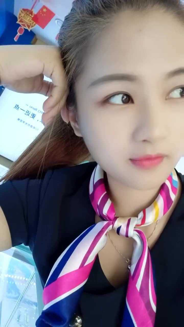 柳叶眉,杏核眼,樱桃小口一点点,笑起来更迷人!