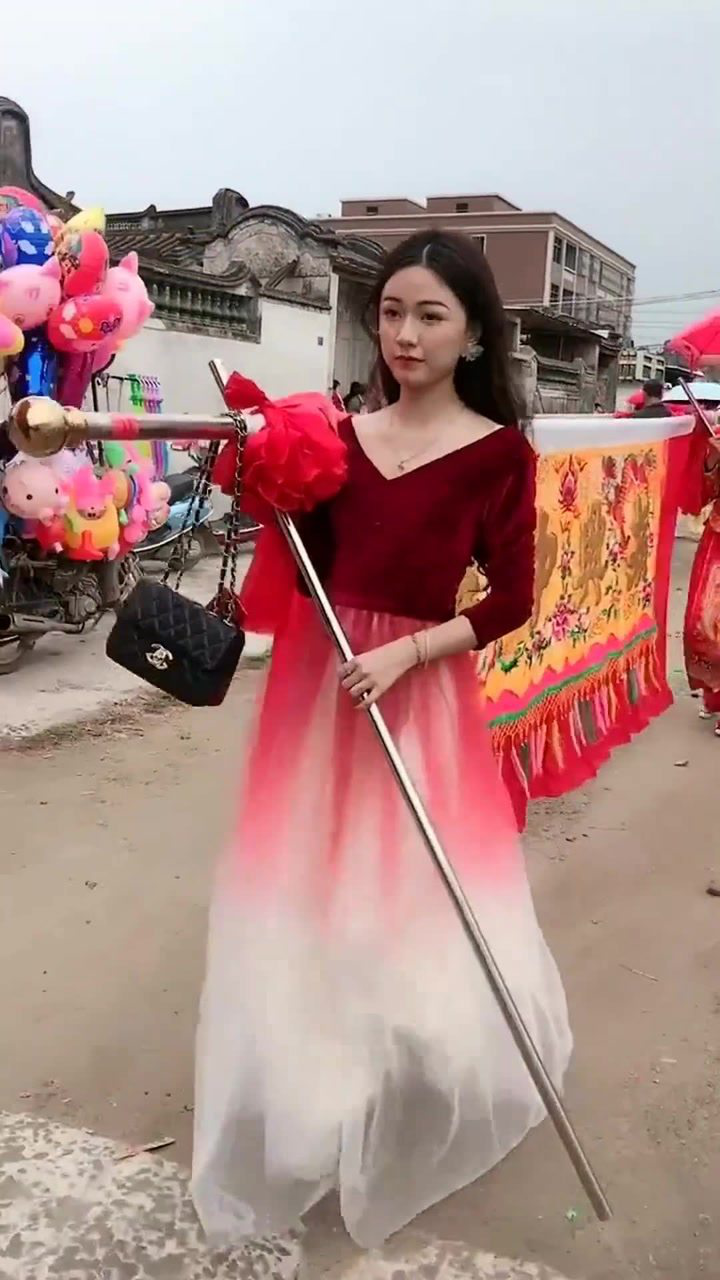 潮汕扛大旗的小姐姐比佳娜还要漂亮潮汕美女果然名不虚传