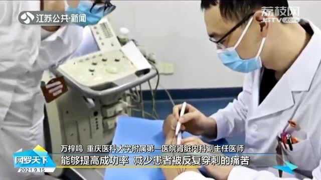 医者仁心!为减少病人穿刺痛苦 医生在病人手臂上画血管图