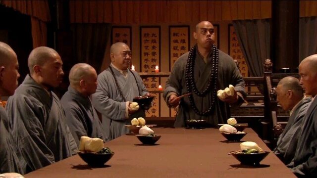 水浒传鲁智深吃饭不排队左手三个馒头一碗素斋看得我都饿了一起看剧吧
