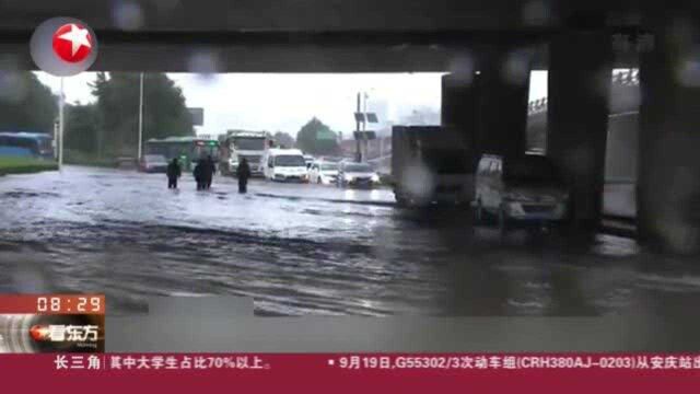 大连普降大到暴雨 周边海域阵风9级:市区多地道路积水严重 应急保障人员驻守排水