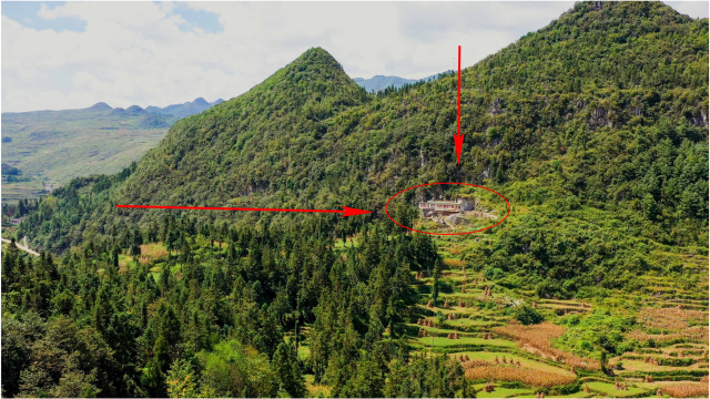 贵州农村一户人家,房子盖在山脚下,网友:这房子靠山真硬