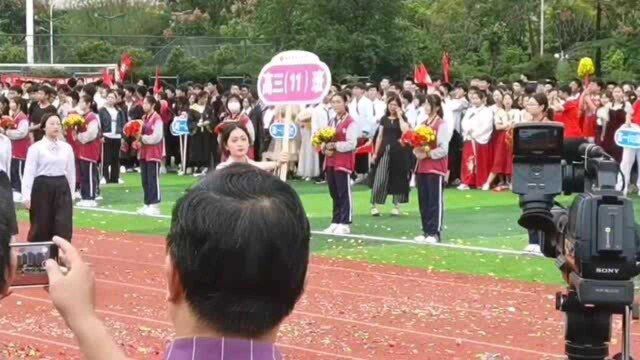 学校运动会入场仪式,班花在前面举牌,不愧是颜值担当太美了!