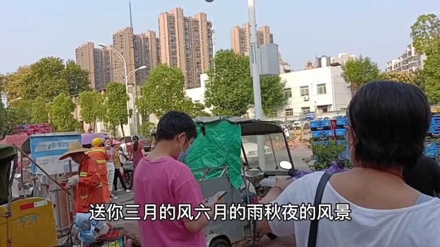 宝妈上班途中发生了什么事?一堆人围在这里,十一你们都放几天假