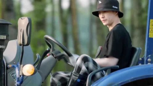 张艺兴开拖拉机耕地,单手打方向盘帅到爆,开出百万豪车的驾驶感!