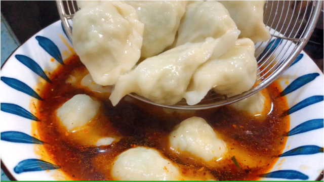陕西农家水饺,皮薄肉大,个个排排站,一口一个,就着酸汤太解馋
