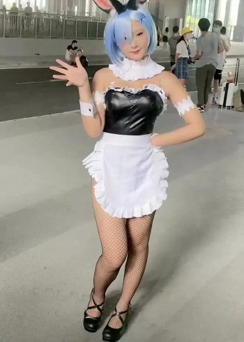 漫展小姐姐cos兔女郎,这身装扮太引人注目了,想不忽视都难!
