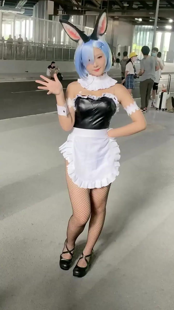 漫展小姐姐cos兔女郎,这身装扮太引人注目了,想不忽视都难!_腾讯视频