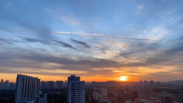 延时摄影|秋日朝霞挂满天空,金色阳光温暖大地