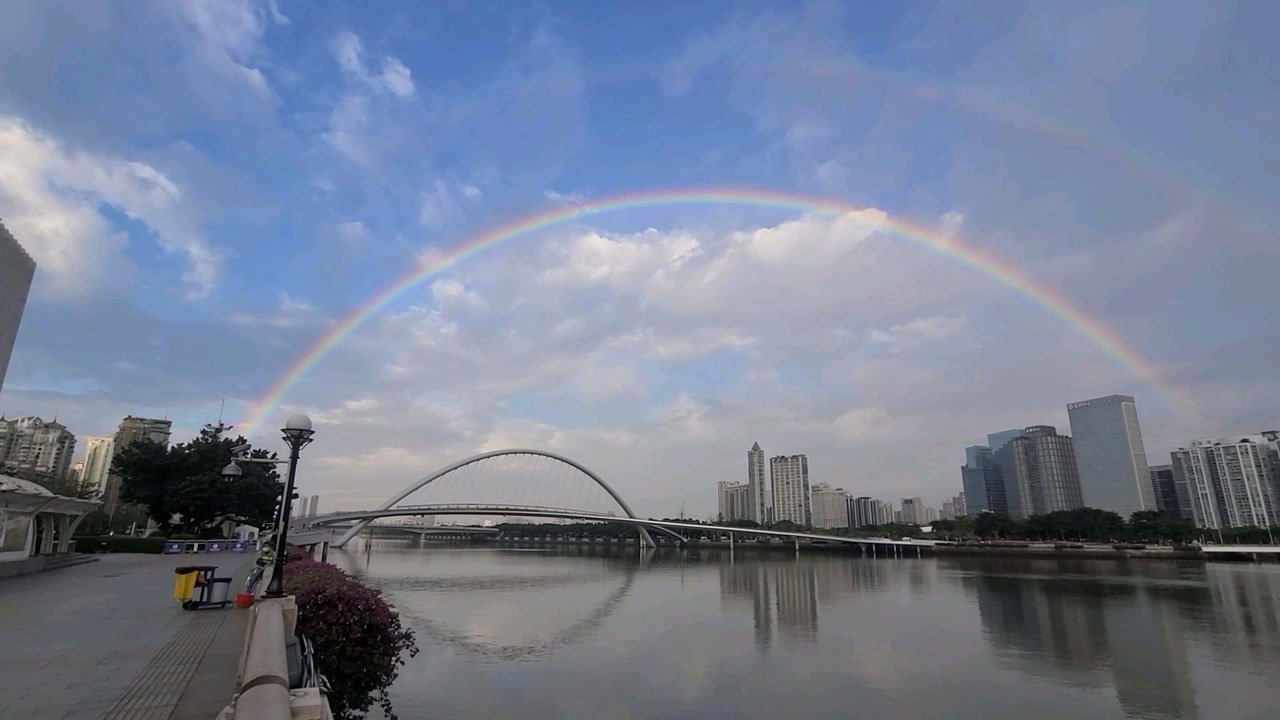 三条彩虹横跨蓝天