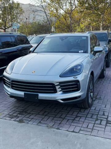 21款保时捷卡宴,月光银色外观