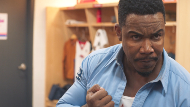 一个保安单挑整个杀手组织拯救成千上万人迈克加怀特中年动作片突然