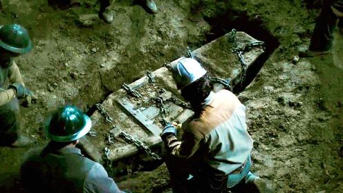 奇幻电影：棺材被铁链锁了200年，工人打开后，不幸的事开始发生