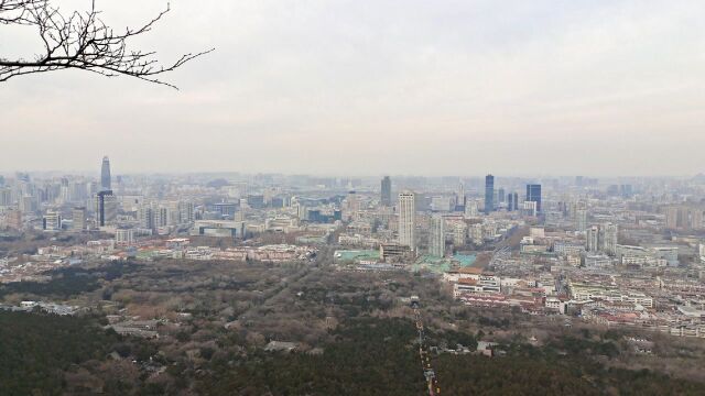 登济南千佛山顶,俯瞰金身弥勒佛及市区全景,无限风光,太震撼了