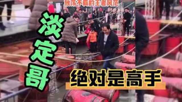 盘点全网淡定哥:面对持枪歹徒居然还能淡定吃肉,绝对是高手!