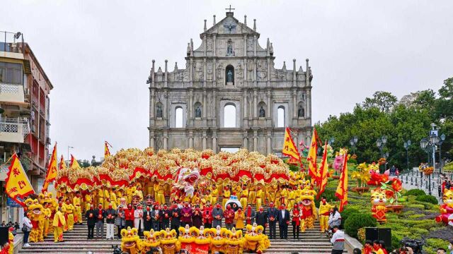 龙腾舞跃贺新春!澳门举行金龙醒狮巡游活动 为市民及游客送祝福