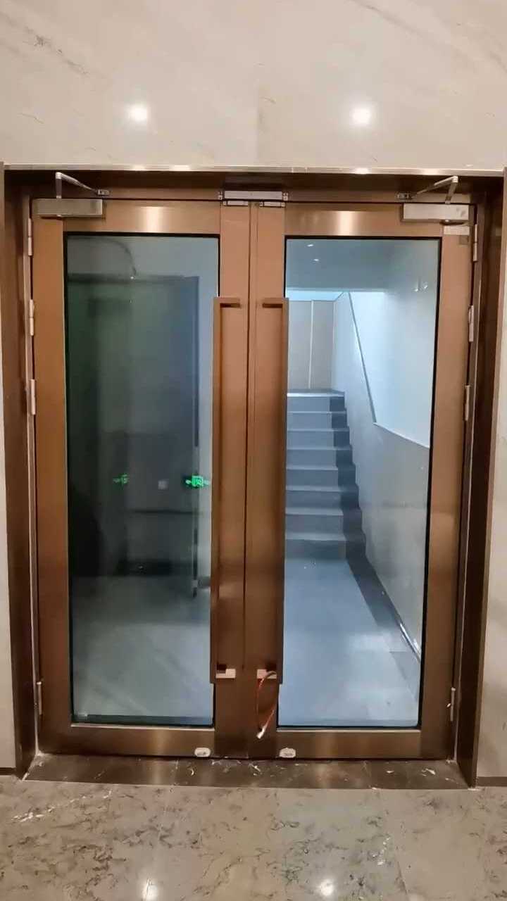 鹤山市恒保防火玻璃厂有限公司电梯前室乙级闭门器防火玻璃门