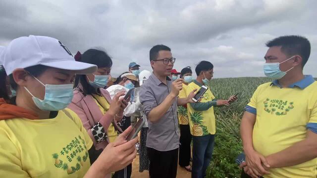 广东恒兴集团有限公司工作人员田头培训农户如何开店