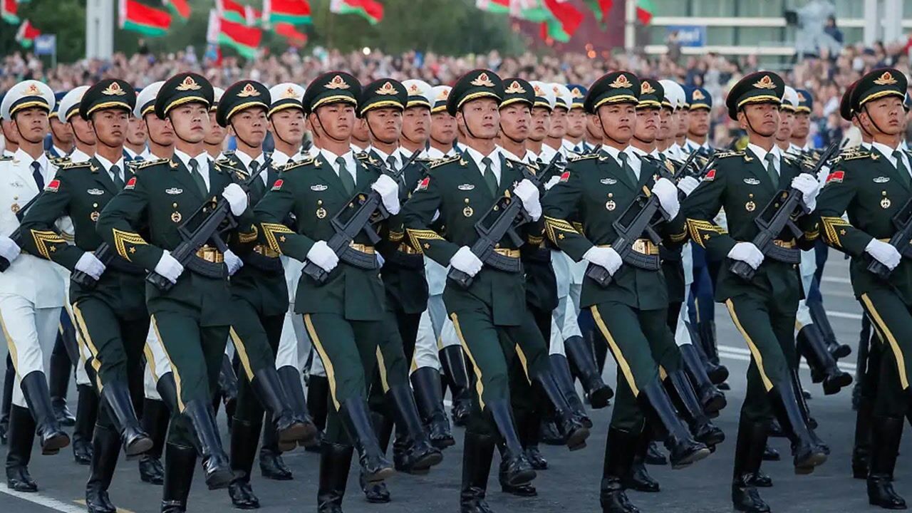 当外国人看了中国阅兵视频后，直呼：中国军人太帅了内心无比震撼！_腾讯视频