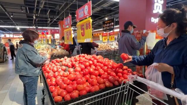 民生物资备货百余吨 记者实地探访北京家乐福多措并举高效保供