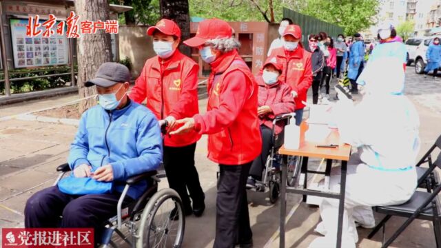 在北京核酸检测现场,有一群“民情管家”提供到家服务