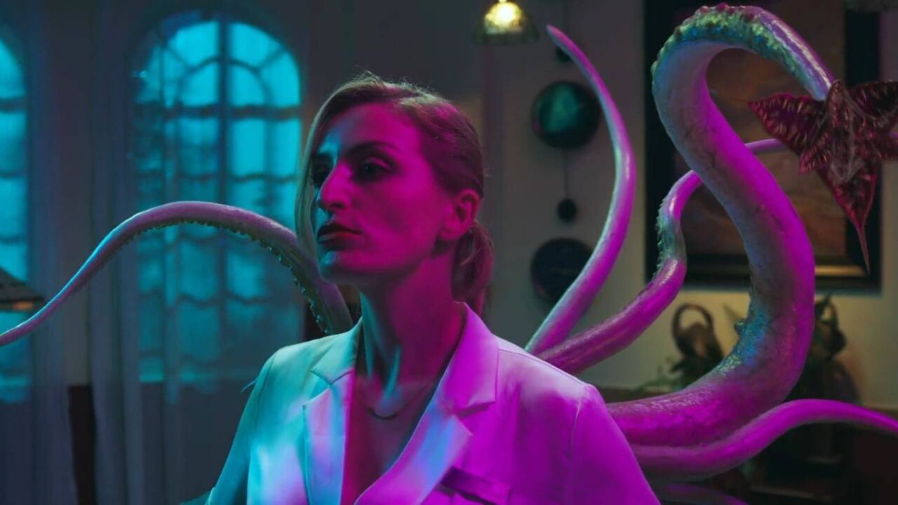 外星生物寄生在美女体内,变成可怕怪物,一场灾难就此发生