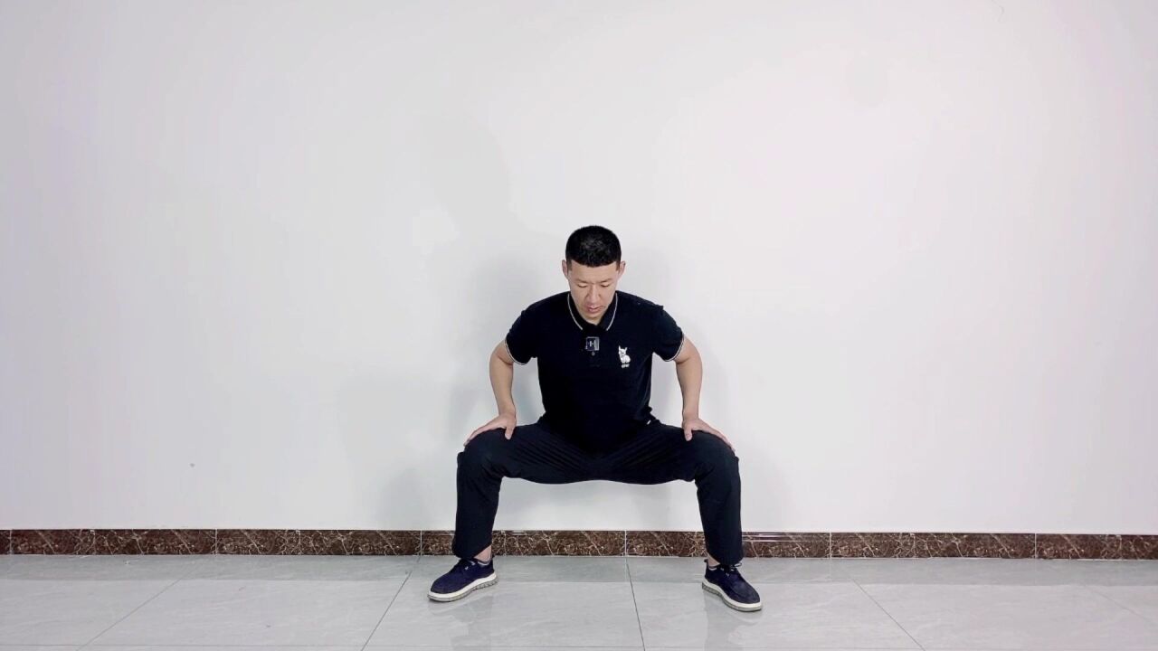强肾气的王牌动作,每天马步蹲3分钟,促睾分泌,强腰强腿强肾气