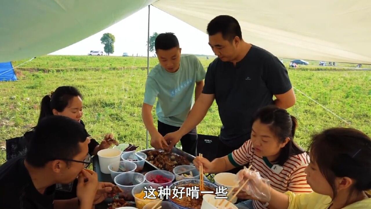 桃子姐和兄弟姐妹相约野餐,做一大盆香辣钵钵鸡,外加小吃,真满足